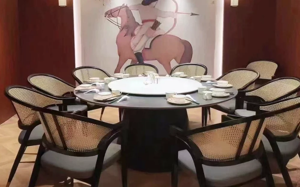 藤编餐椅与圆桌组合 · 藤编椅背 · 深色木框 · 圆形餐桌