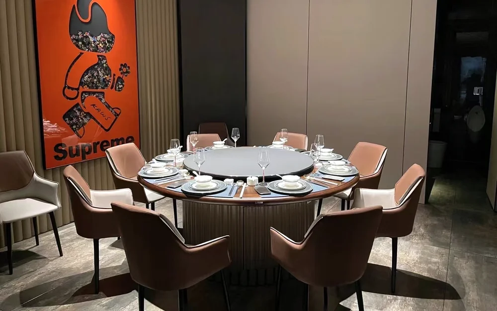 暖色餐椅与深木圆桌 · 双色餐椅 · 木色圆桌 · 包厢家具搭配