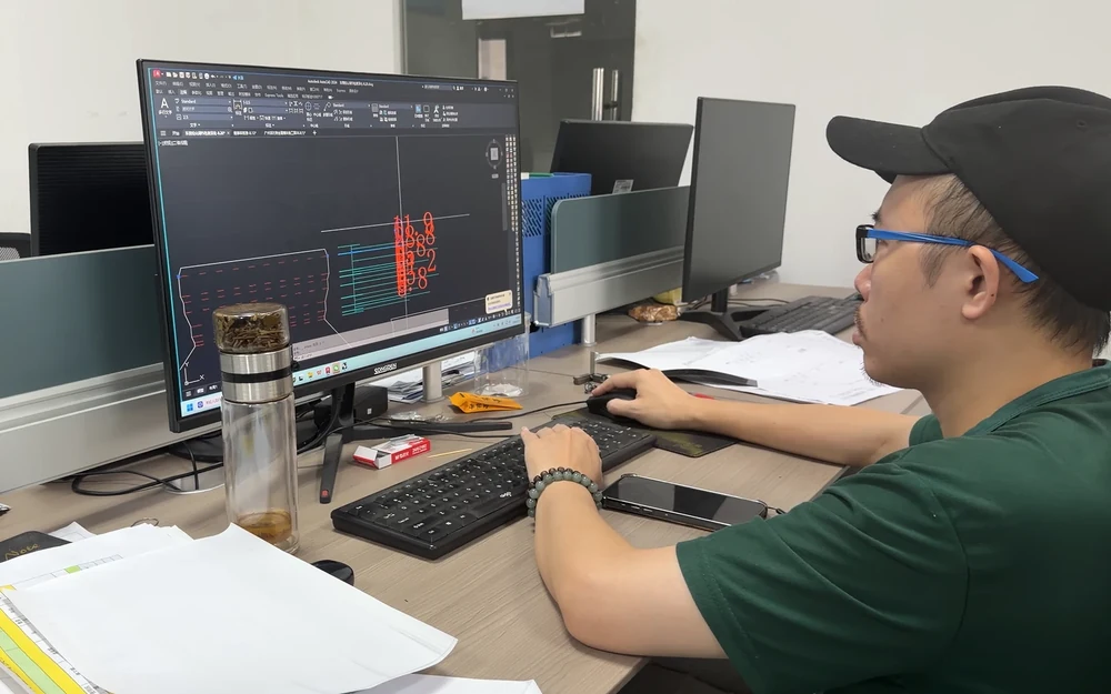 设计工作现场 · CAD图纸深化